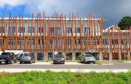 BUREAUX AUX ABYMES_ALUBAT_PORTFOLIO_ Brise Soleil Tons Bois & Garde Corps - Couleurs d'Architecture (4)